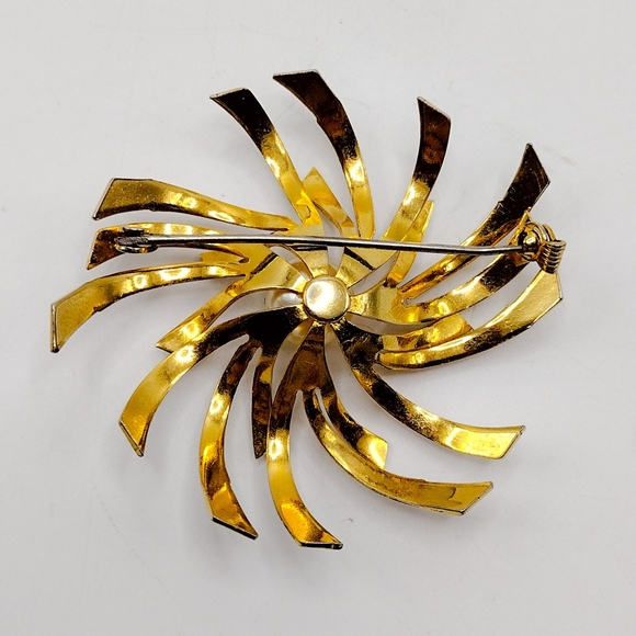 Vintage Unsigned Damascene Swirl with Faux Pearl Brooch/Pin - Picture 3 of 4